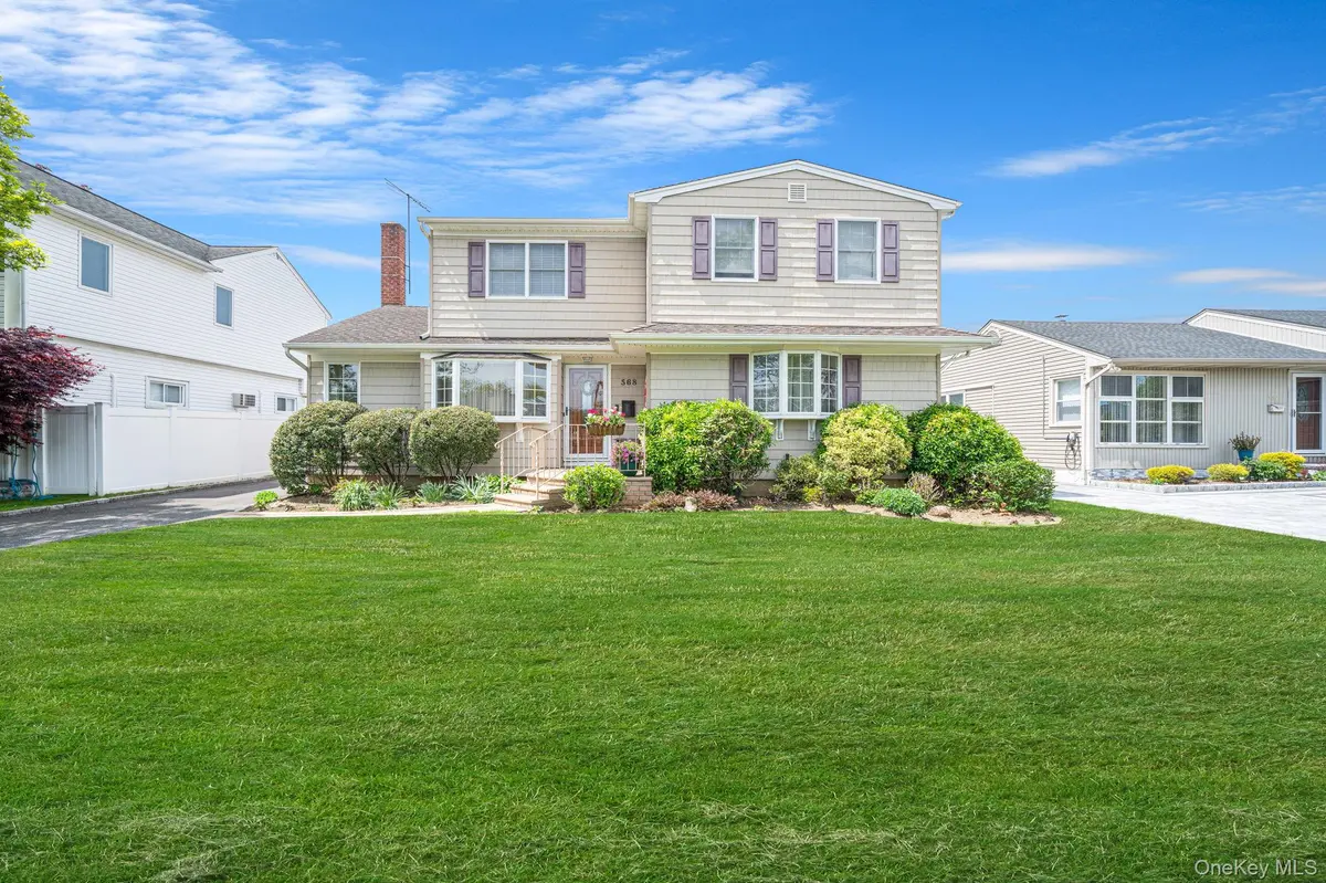 568 Chestnut LN, East Meadow, NY 11554