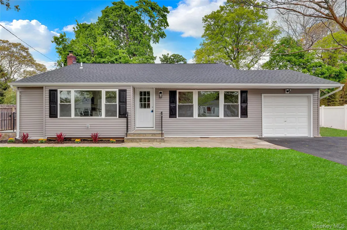 15 Glenwood LN, Huntington, NY 11743