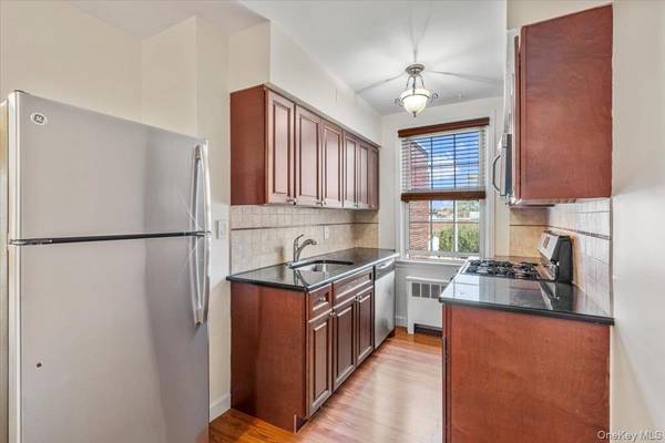 70 S Park AVE #204, Rockville Centre, NY 11570