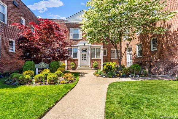70 S Park AVE #204, Rockville Centre, NY 11570