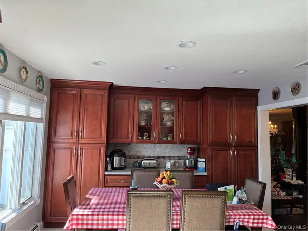 60 S Crescent DR, Farmingdale, NY 11735