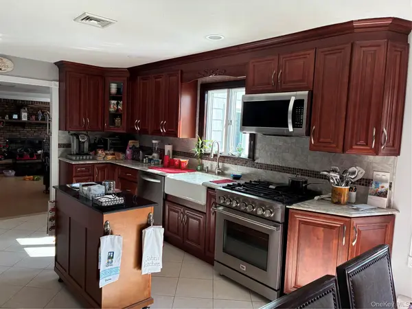 60 S Crescent DR, Farmingdale, NY 11735
