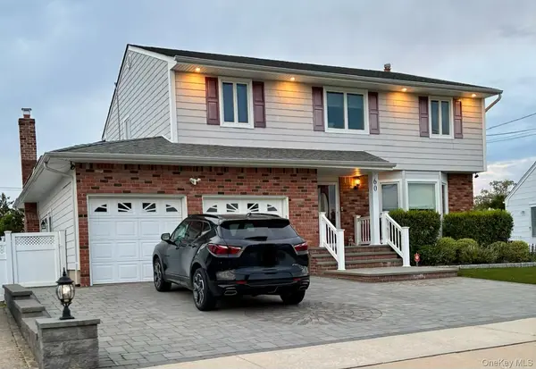 60 S Crescent DR, Farmingdale, NY 11735