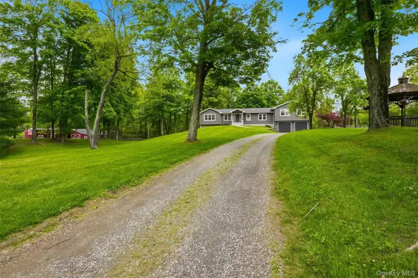 308 Hollow RD, Staatsburg, NY 12580