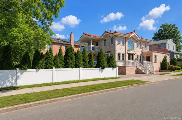 24809 Rushmore AVE, Douglaston, NY 11362