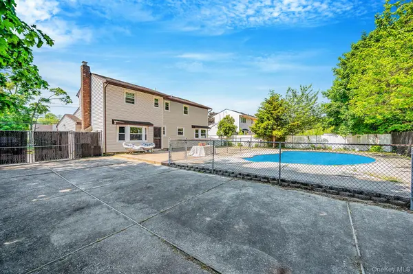 1335 August RD, North Babylon, NY 11703
