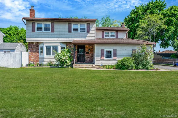1335 August RD, North Babylon, NY 11703