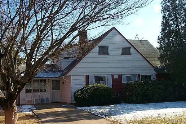 15 Ponder LN, Levittown, NY 11756