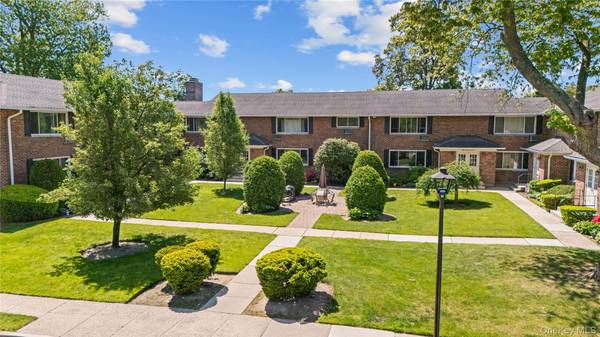 234 Edmunton DR #J12, North Babylon, NY 11703