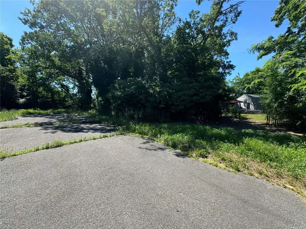 215 Cortland ST, Copiague, NY 11726