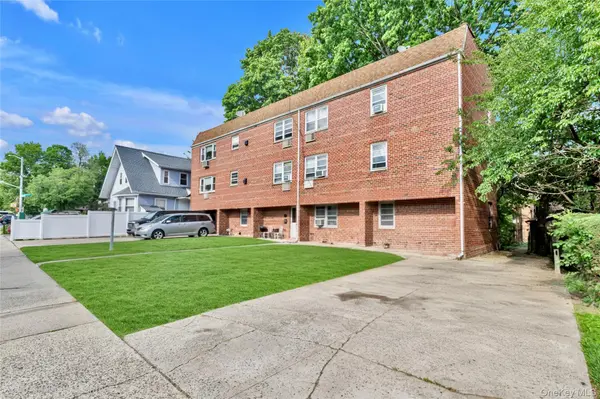 36-11 Utopia Pkwy, Flushing, NY 11358