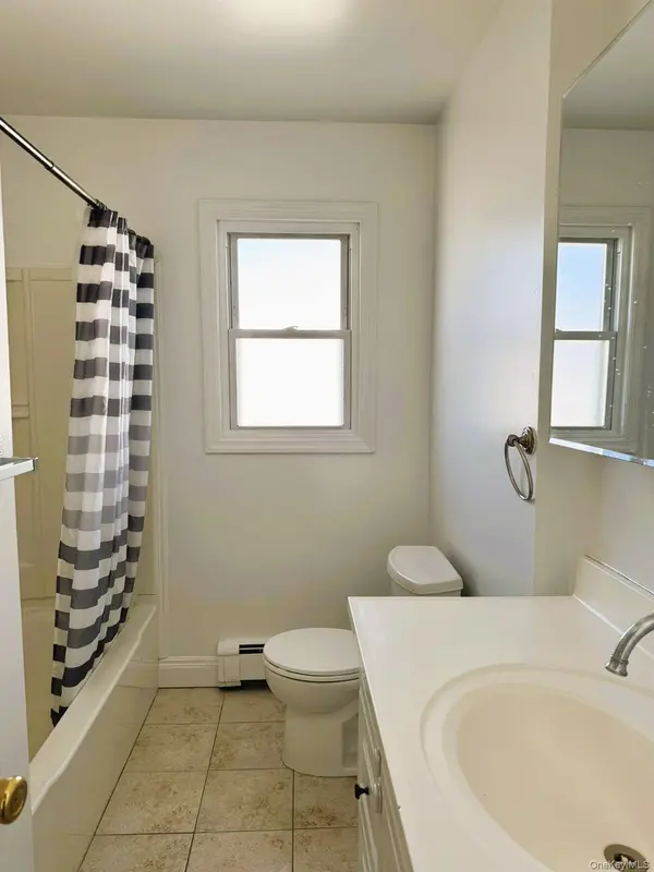 131 Roslyn RD #1st Floor, Mineola, NY 11501