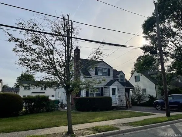 17 Pierce ST, Hicksville, NY 11801