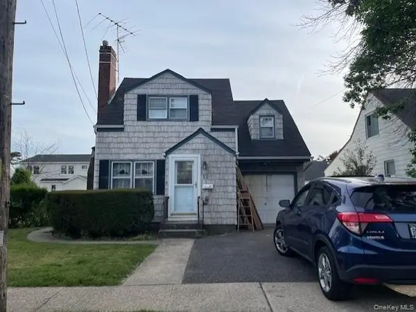 17 Pierce ST, Hicksville, NY 11801