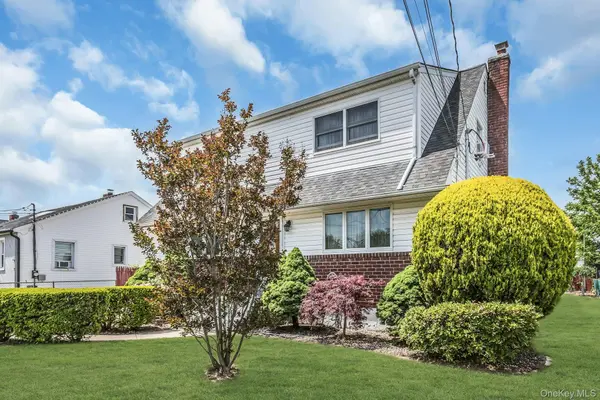 22 Beach AVE, Copiague, NY 11726