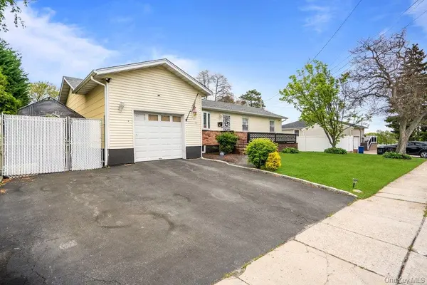 10 Francisco AVE, Central Islip, NY 11722