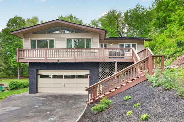 12 Ronnie LN, Poughkeepsie, NY 12601