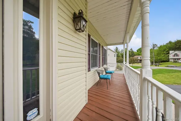 16 Plymouth LN, Rock Hill, NY 12775