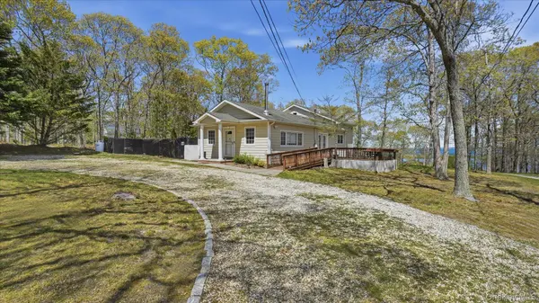 32 Red Creek RD, Hampton Bays, NY 11946