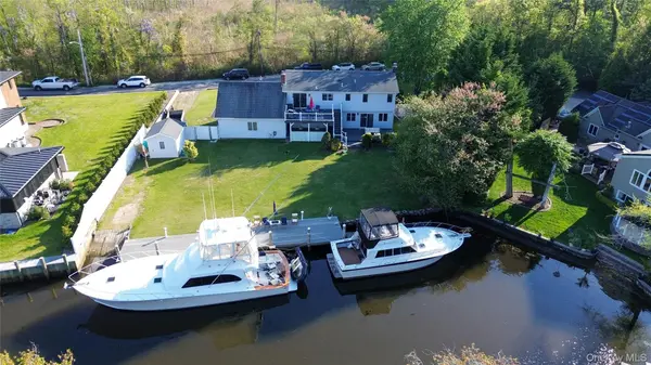 24 Biltmore Avenue Extension, Oakdale, NY 11769