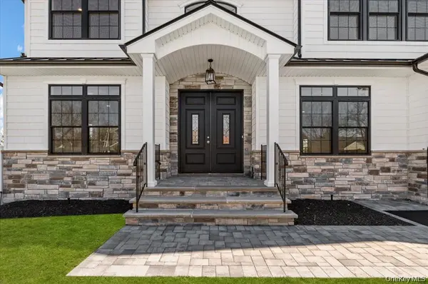 10 Lee PL, Old Bethpage, NY 11804