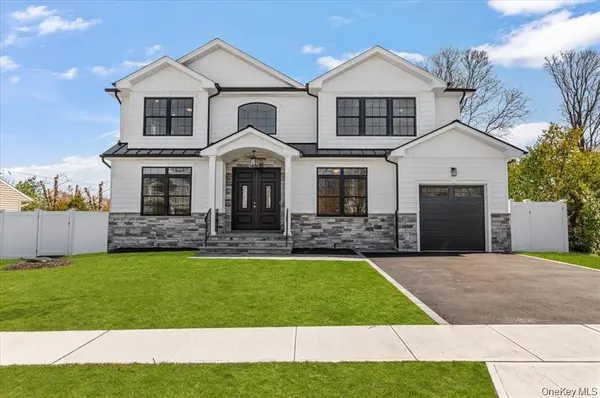 10 Lee PL, Old Bethpage, NY 11804