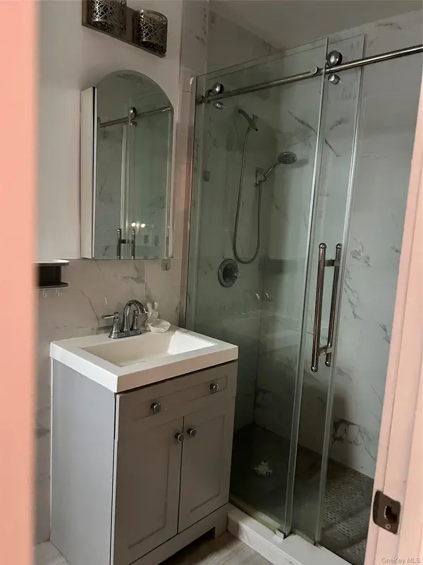 150-29 72 RD #6, Flushing, NY 11367