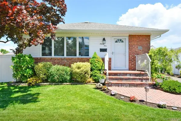 91 Pollok PL, Hicksville, NY 11801