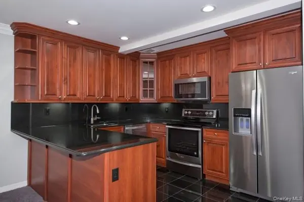 405 Townhouse DR #405, Coram, NY 11727