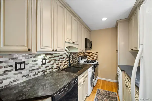 58-48 246th CRES #Upper, Douglaston, NY 11362