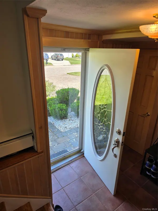 10 Meehan LN, Coram, NY 11727