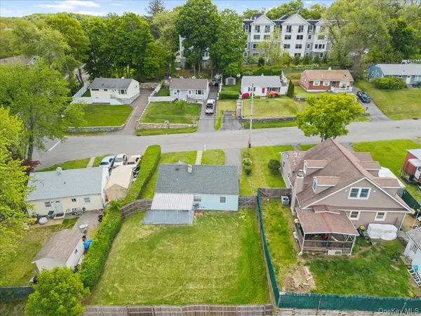 8 Cayuga DR, Peekskill, NY 10566