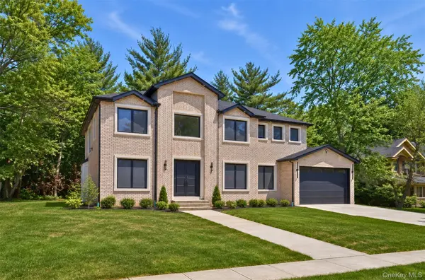 97 Parkway DR, Roslyn Heights, NY 11577