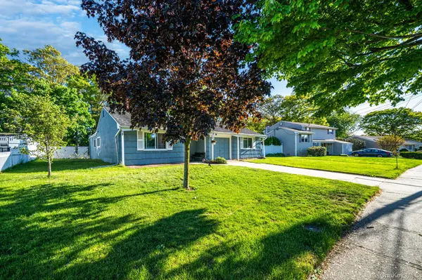 22 Anne DR, Selden, NY 11784