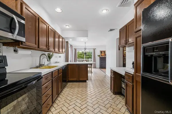 960 Cliffside AVE, North Woodmere, NY 11581