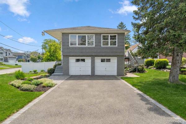 28 Satinwood RD, Bayville, NY 11709