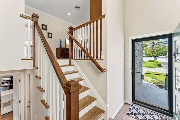 28 Satinwood RD, Bayville, NY 11709