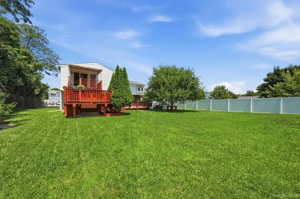 58 Oakridge DR, Bay Shore, NY 11706