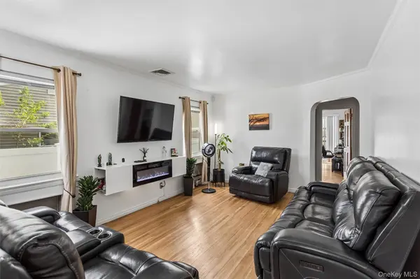 8 Cedarlawn BLVD, Valley Stream, NY 11580