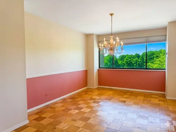 269-10 Grand Central Pkwy #4O, Floral Park, NY 11005