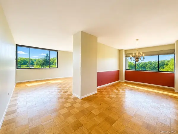 269-10 Grand Central Pkwy #4O, Floral Park, NY 11005