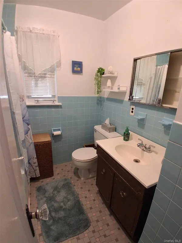 76-37 271st ST, New Hyde Park, NY 11040