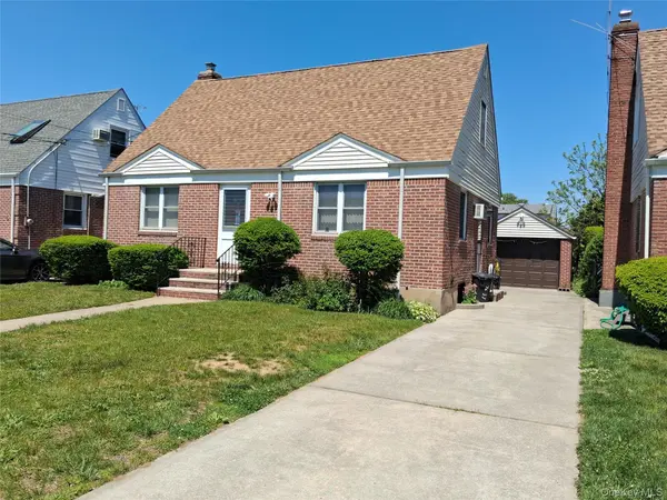 76-37 271st ST, New Hyde Park, NY 11040