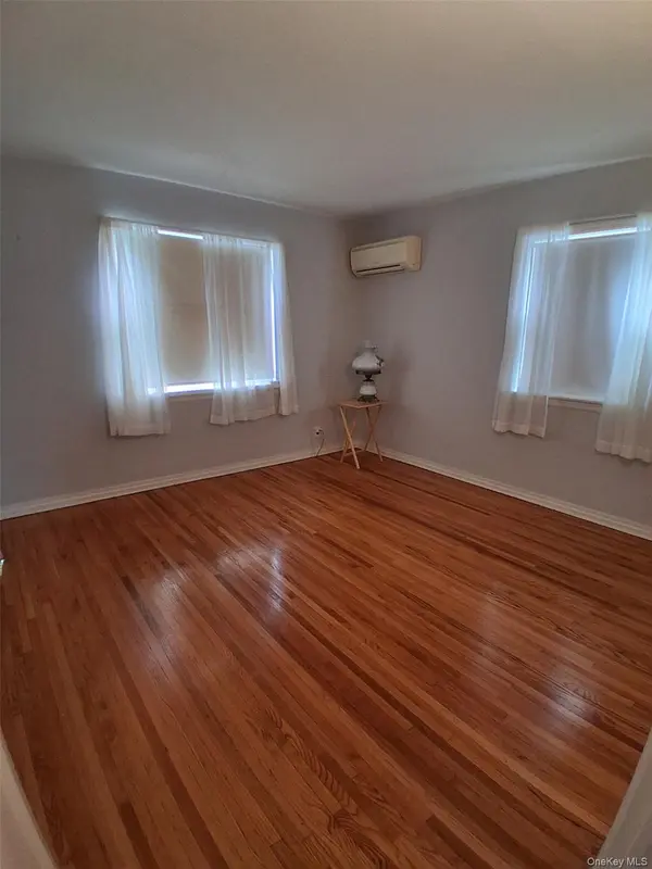 76-37 271st ST, New Hyde Park, NY 11040