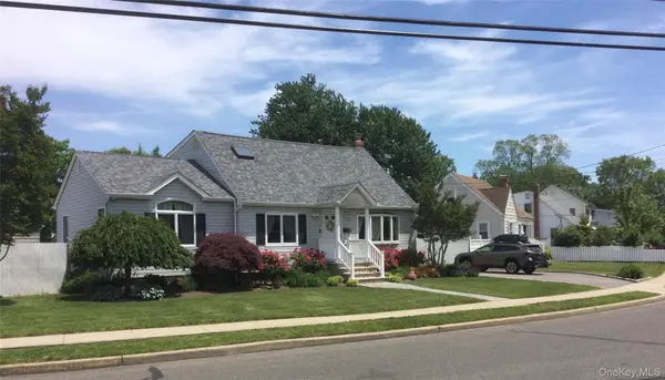 104 Phyllis DR, Lindenhurst, NY 11757