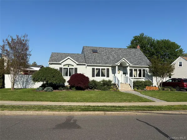 104 Phyllis DR, Lindenhurst, NY 11757