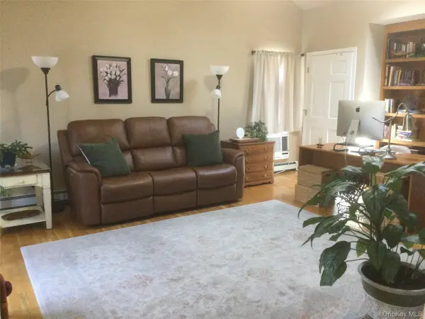 104 Phyllis DR, Lindenhurst, NY 11757