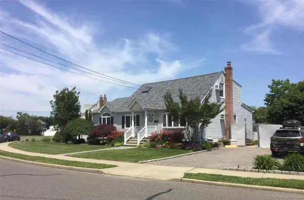 104 Phyllis DR, Lindenhurst, NY 11757