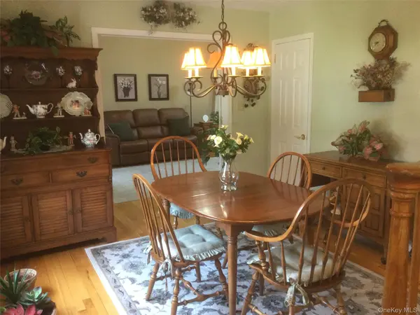 104 Phyllis DR, Lindenhurst, NY 11757