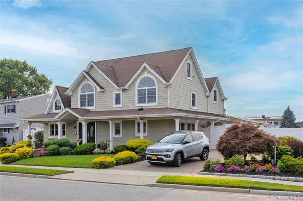 71 Swing LN, Levittown, NY 11756